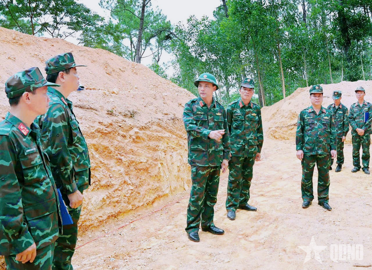 Tư lệnh Quân đoàn 12 kiểm tra các lực lượng chuẩn bị tham gia diễn tập tác chiến phòng thủ Quân khu 4