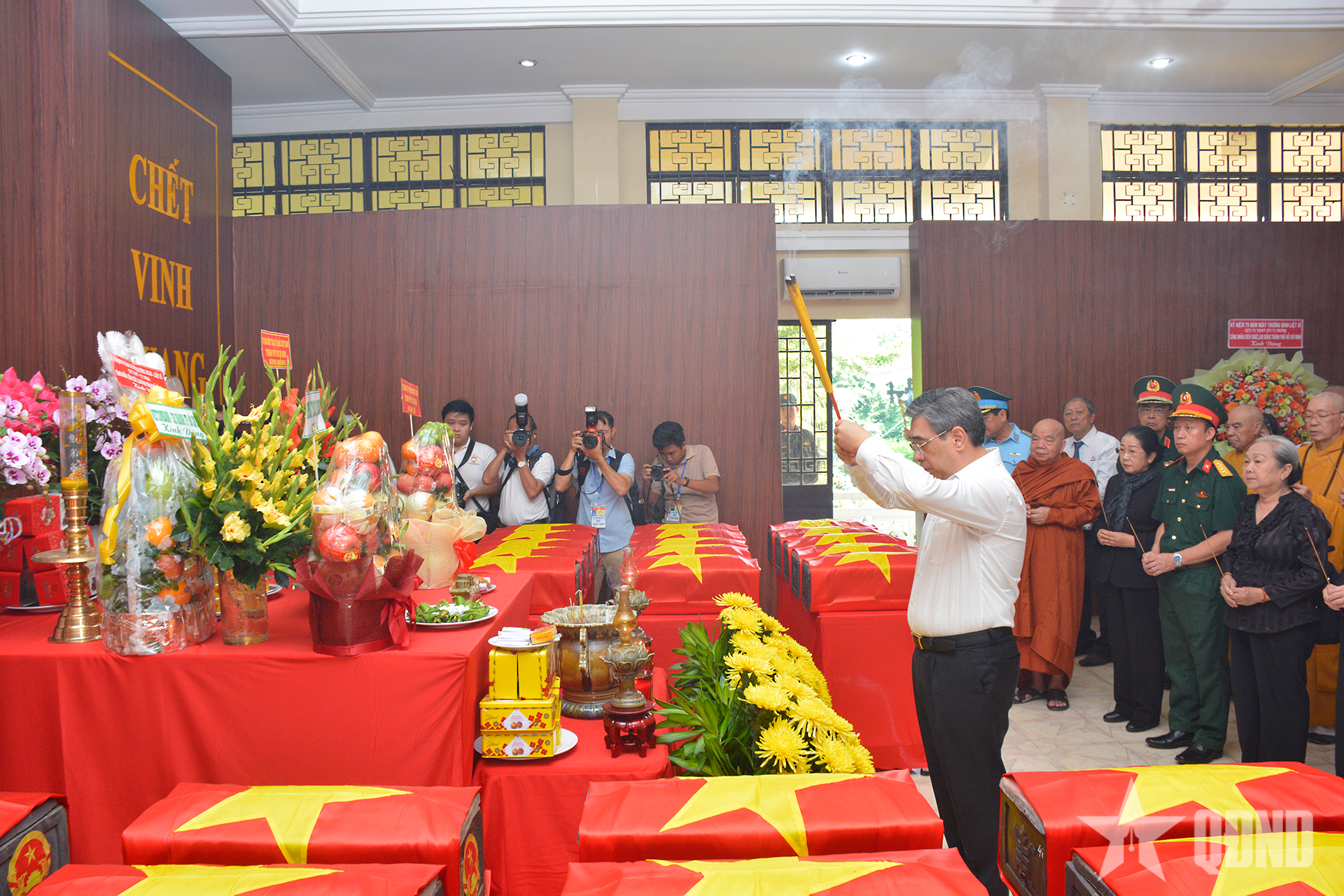 Đoàn đại biểu Mặt trận Tổ quốc Việt Nam TP Hồ Chí Minh dâng hương tưởng niệm Anh hùng liệt sĩ tại Công viên Lê Thị Riêng