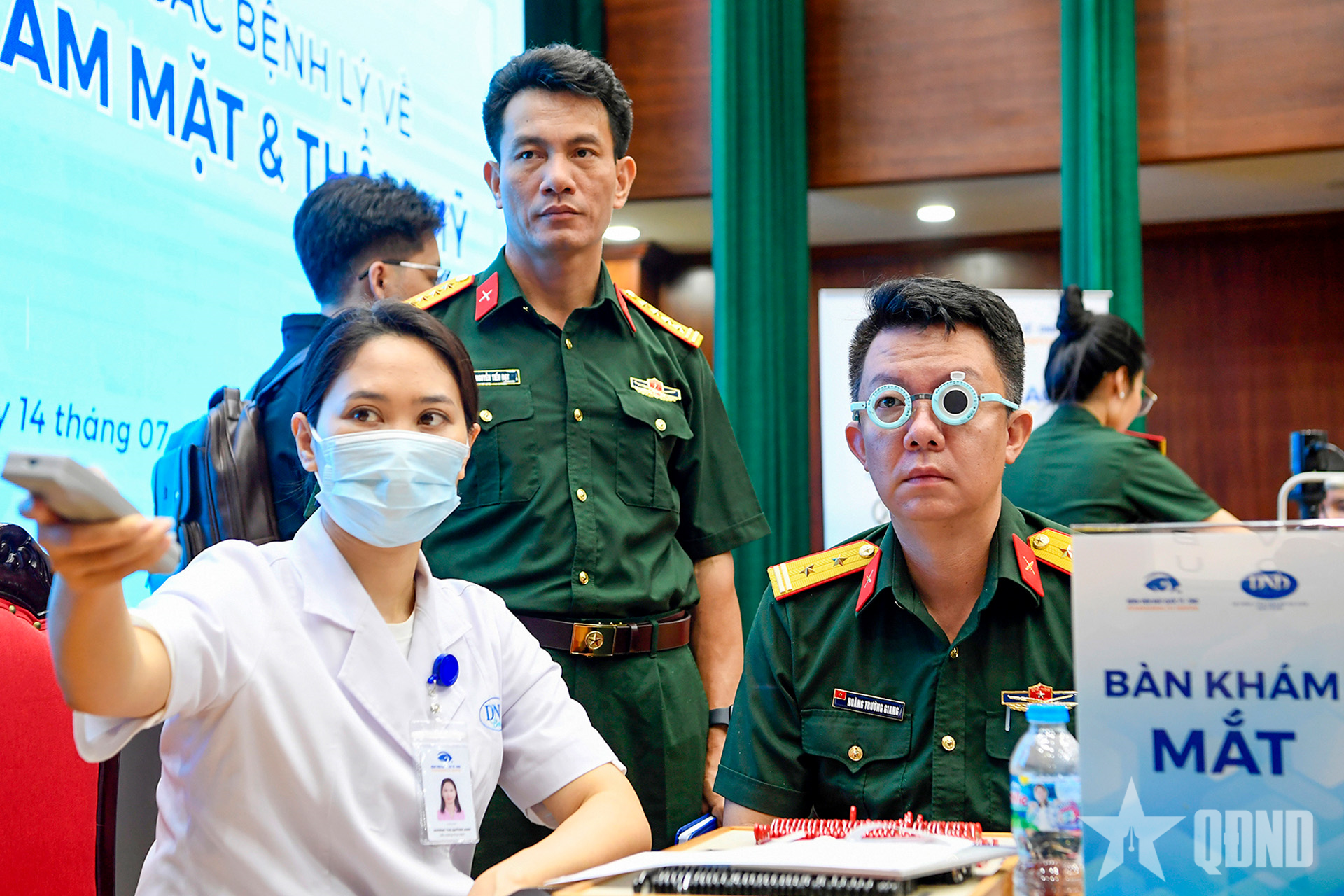 Bệnh viện Mắt Quốc tế DND thăm khám, tư vấn sức khỏe tại Báo Quân đội nhân dân