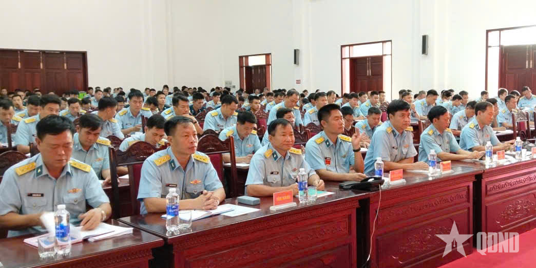 Sư đoàn 375 đẩy mạnh giáo dục chính trị, xây dựng “Lá chắn thép” bảo vệ vùng trời