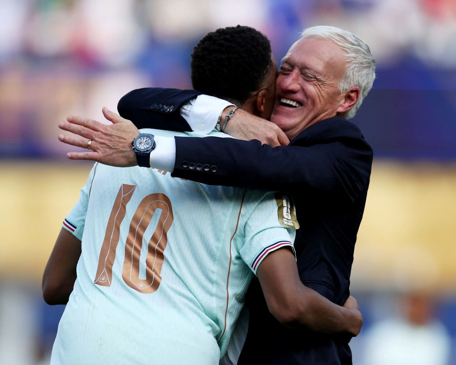 HLV Didier Deschamps đã cởi bỏ tấm áo thực dụng của tuyển Pháp