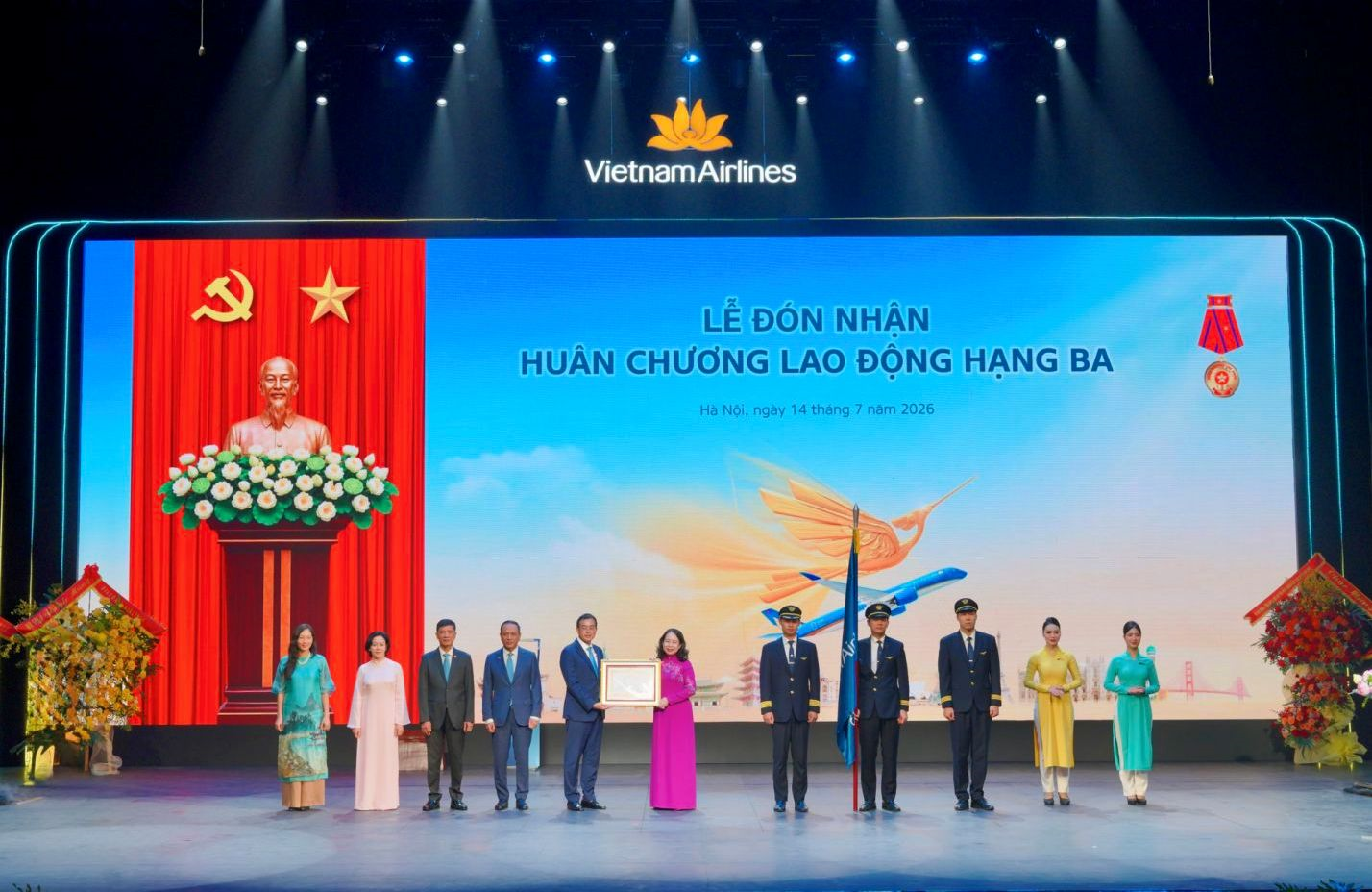 Vietnam Airlines đón nhận Huân chương Lao động hạng Ba và Bằng khen của Thủ tướng Chính phủ