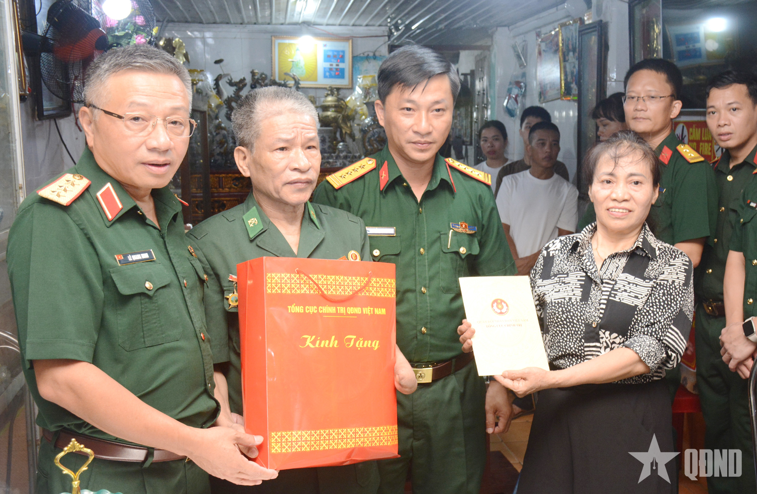 Thượng tướng Lê Quang Minh tặng quà đối tượng chính sách xã Vị Xuyên, tỉnh Tuyên Quang