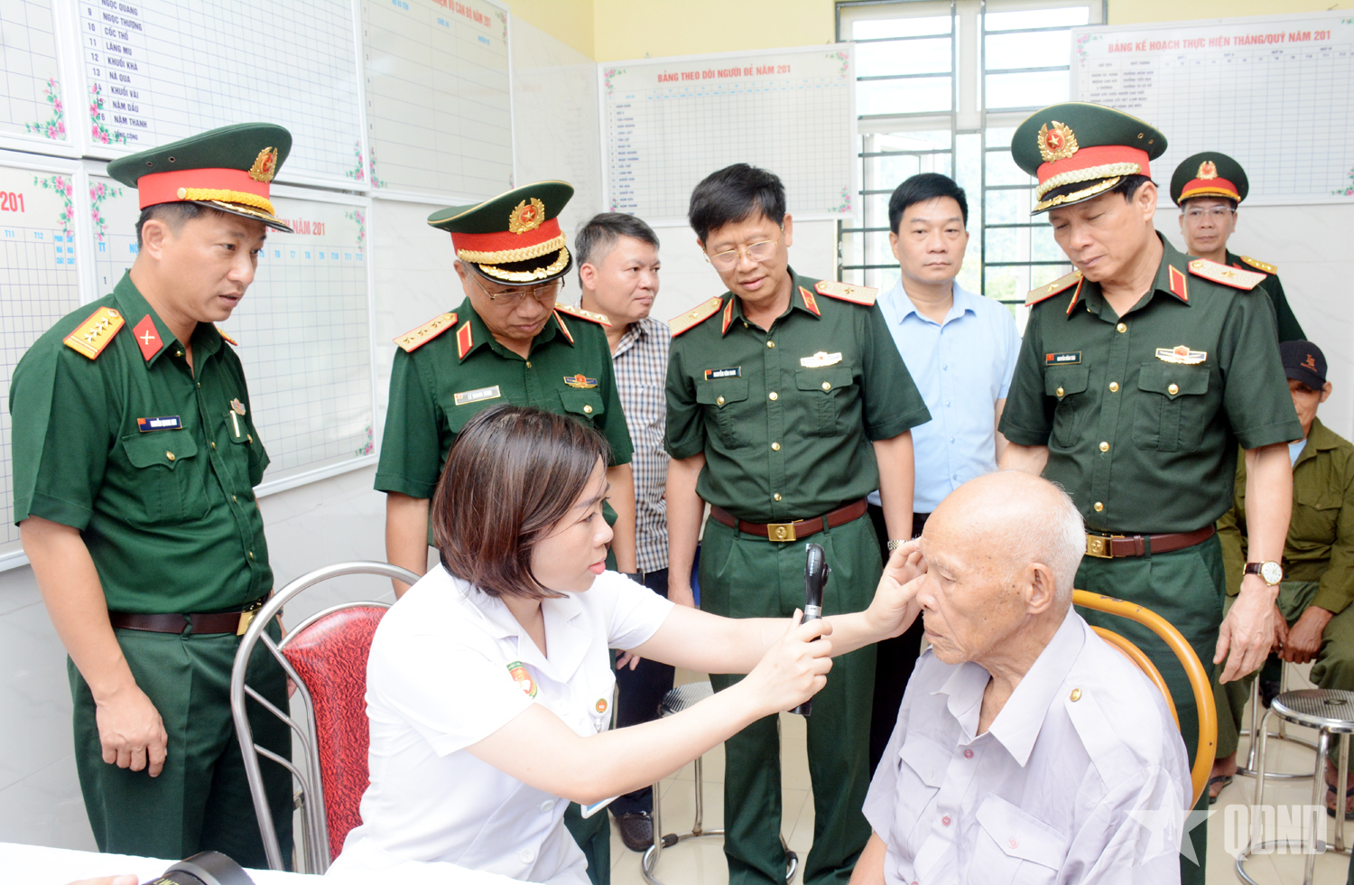 Thượng tướng Lê Quang Minh thăm, động viên các thầy thuốc khám bệnh miễn phí cho người dân xã Linh Hồ, tỉnh Tuyên Quang