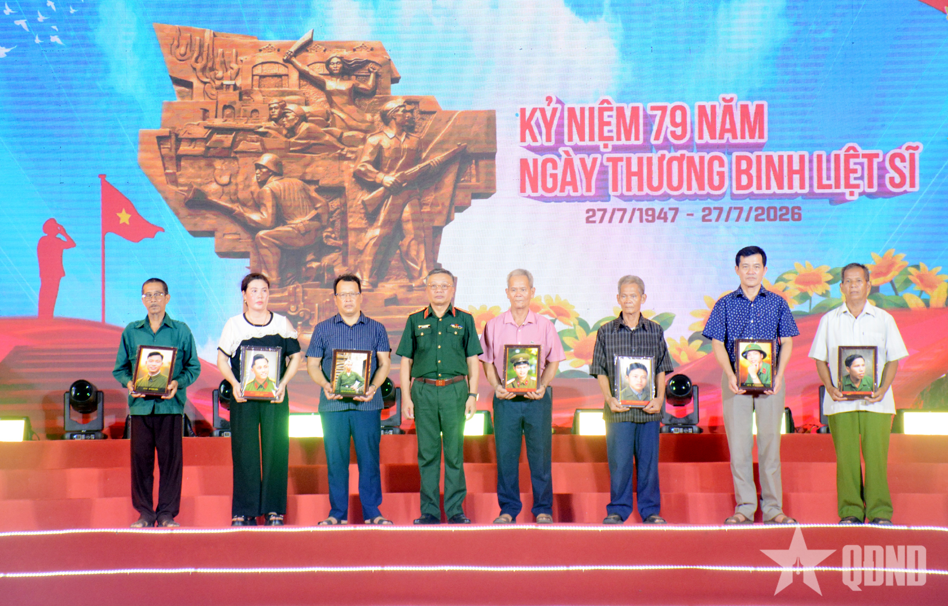 Thượng tướng Lê Quang Minh dự Lễ thắp nến tri ân và chương trình nghệ thuật “Tiếp nối huyền thoại - Khát vọng non sông”