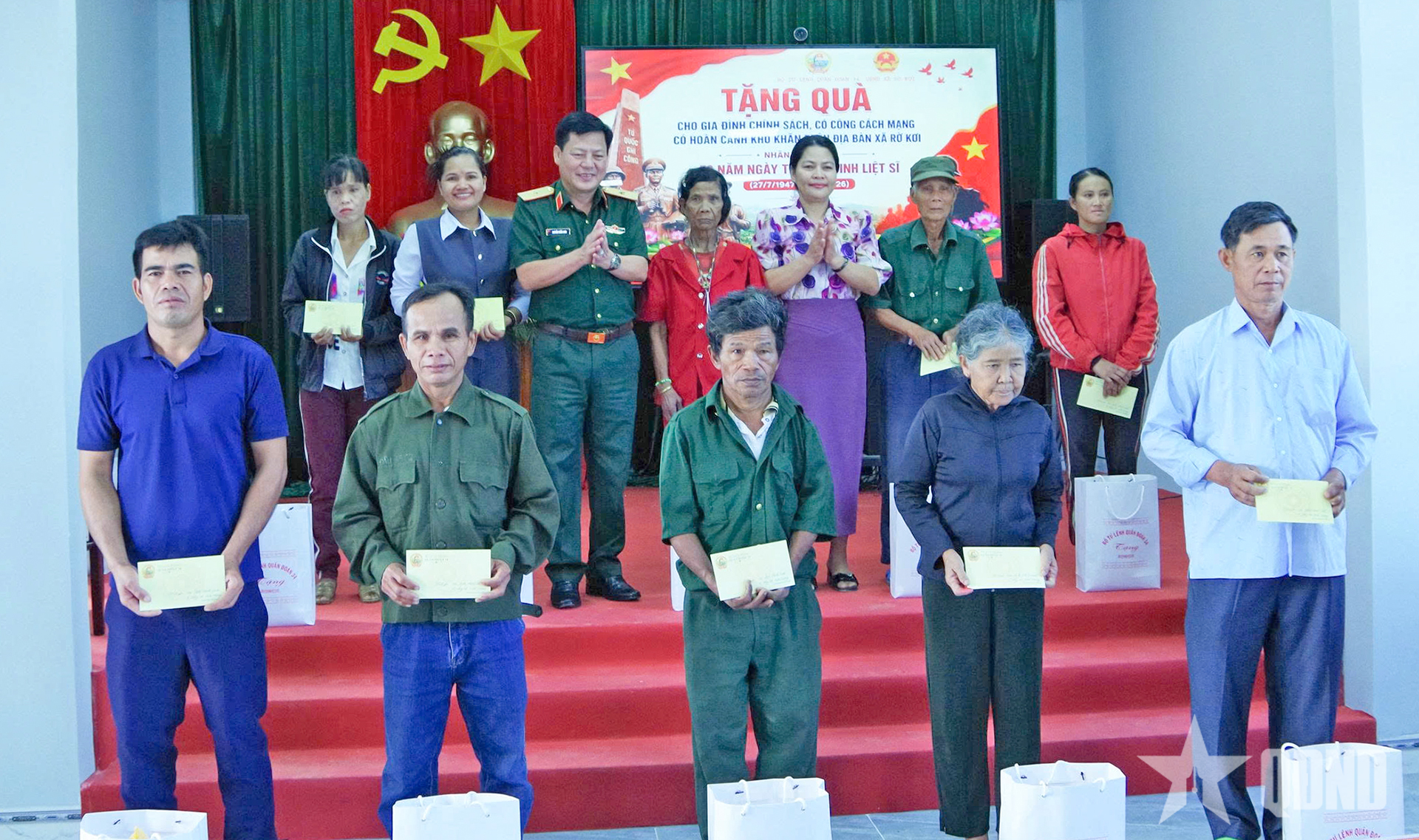 Quân đoàn 34: Trao 40 suất quà tình nghĩa tặng các gia đình chính sách tại xã Rờ Kơi (Quảng Ngãi)