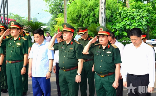 Đại tướng Nguyễn Trọng Nghĩa dâng hương tri ân các anh hùng liệt sĩ tại Nghĩa trang Liệt sĩ quốc gia Vị Xuyên