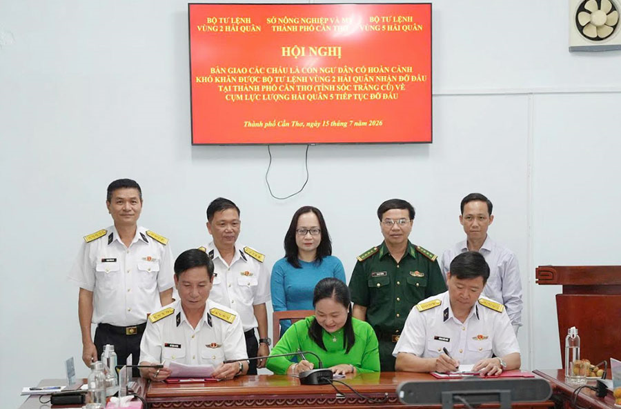 Bàn giao các cháu là con ngư dân có hoàn cảnh khó khăn để tiếp tục đỡ đầu