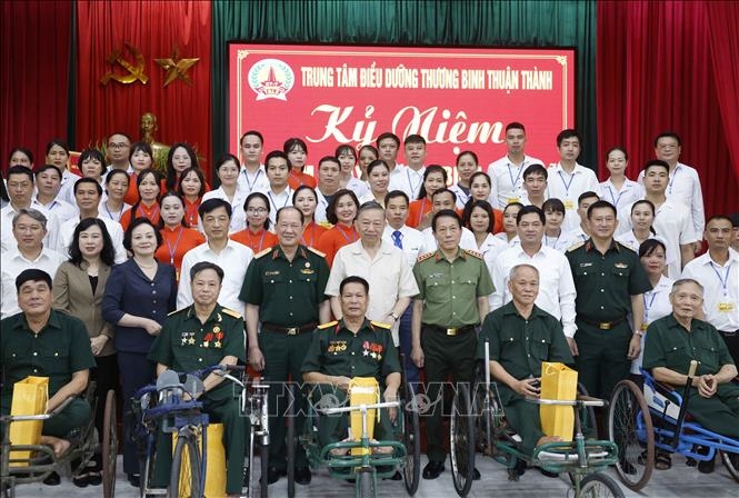Tổng B&iacute; thư, Chủ tịch nước T&ocirc; L&acirc;m thăm Trung t&acirc;m Điều dưỡng thương binh Thuận Th&agrave;nh (tỉnh Bắc Ninh)