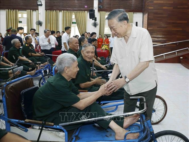 Tổng B&iacute; thư, Chủ tịch nước T&ocirc; L&acirc;m thăm Trung t&acirc;m Điều dưỡng thương binh Thuận Th&agrave;nh (tỉnh Bắc Ninh)