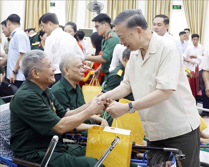 Tổng B&iacute; thư, Chủ tịch nước T&ocirc; L&acirc;m thăm Trung t&acirc;m Điều dưỡng thương binh Thuận Th&agrave;nh (tỉnh Bắc Ninh)