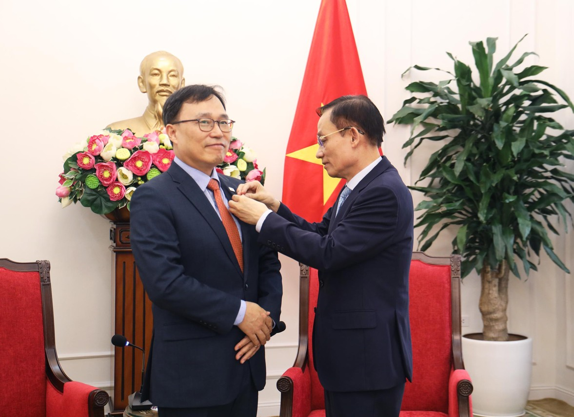 Trao tặng Đại sứ Hàn Quốc Kỷ niệm chương “Vì sự nghiệp ngoại giao Việt Nam”