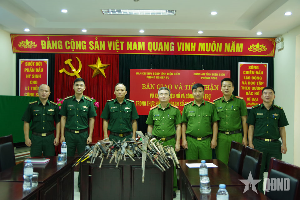 Điện Biên: Bàn giao 39 vũ khí, vật liệu nổ và công cụ hỗ trợ