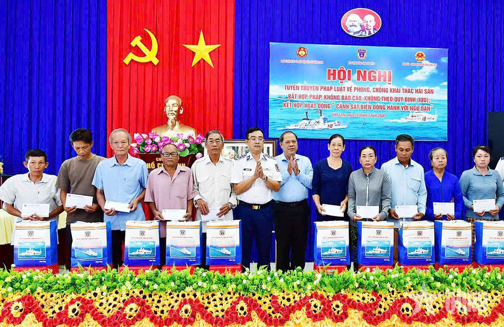 Bộ tư lệnh Vùng Cảnh sát biển 3 đồng hành với ngư dân Vĩnh Long