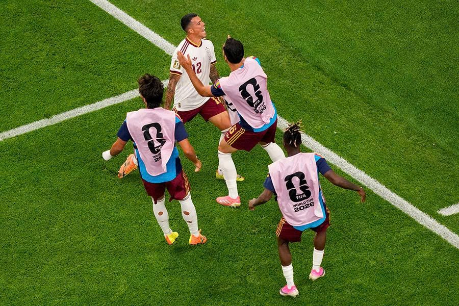 Tiễn tuyển Pháp về nước, Tây Ban Nha vào chung kết World Cup 2026