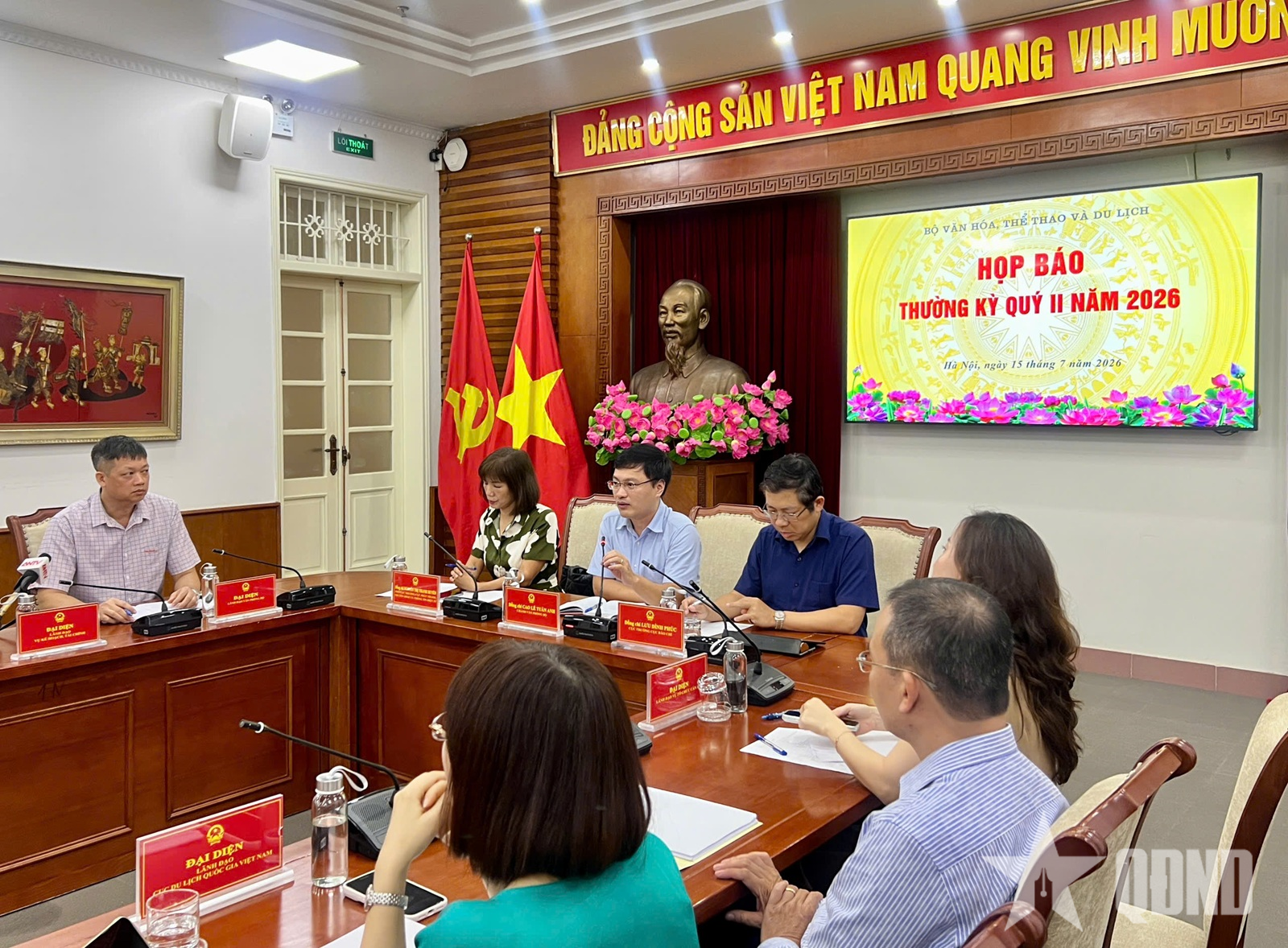 Du lịch tiếp tục là điểm sáng