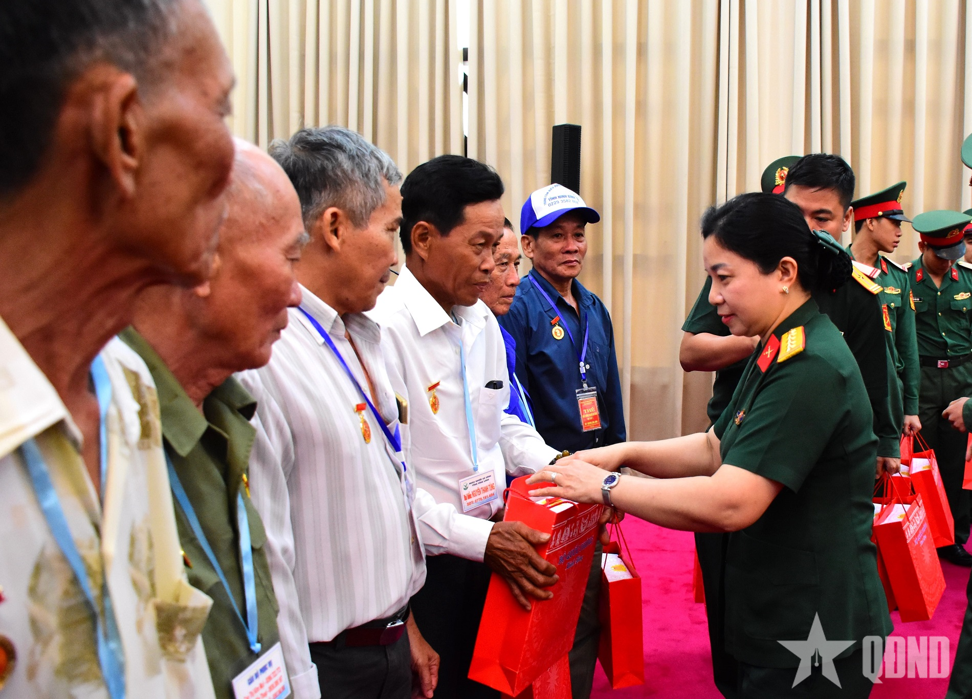 Bộ Quốc phòng gặp mặt, tặng quà đại biểu người có công tỉnh Vĩnh Long