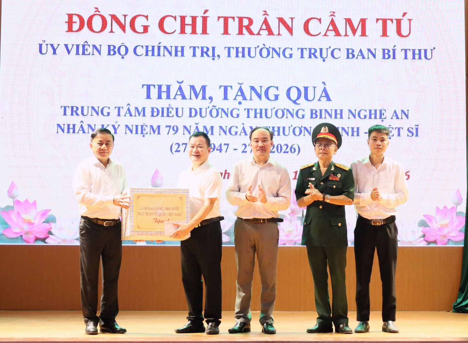 Thường trực Ban Bí thư Trần Cẩm Tú thăm, tặng quà tại Trung tâm Điều dưỡng thương binh Nghệ An

