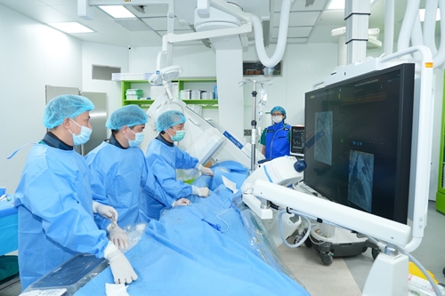 Hồi sinh trái tim em bé 7 tuổi bằng kỹ thuật tim mạch chuyên sâu