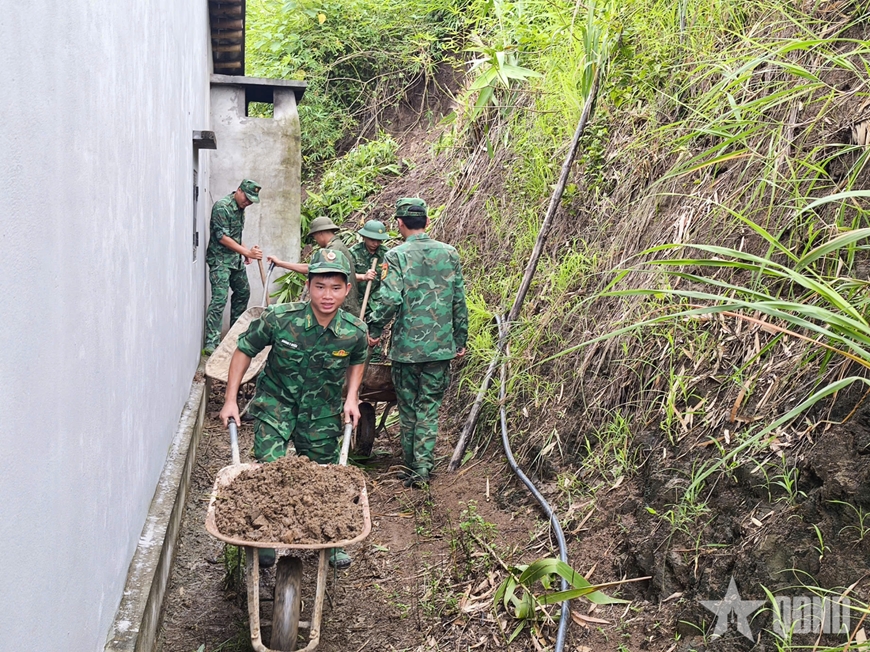 Bộ đội Biên phòng tỉnh Lai Châu cứu người mắc kẹt trong lũ