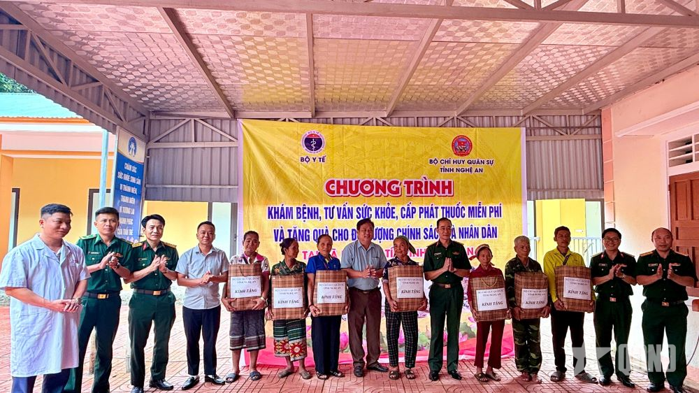 Bộ CHQS tỉnh Nghệ An tổ chức khám, cấp thuốc miễn phí cho người dân vùng biên giới