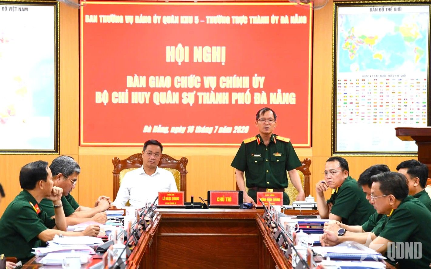 Quân khu 5: Bàn giao chức vụ Chính ủy Bộ CHQS TP Đà Nẵng