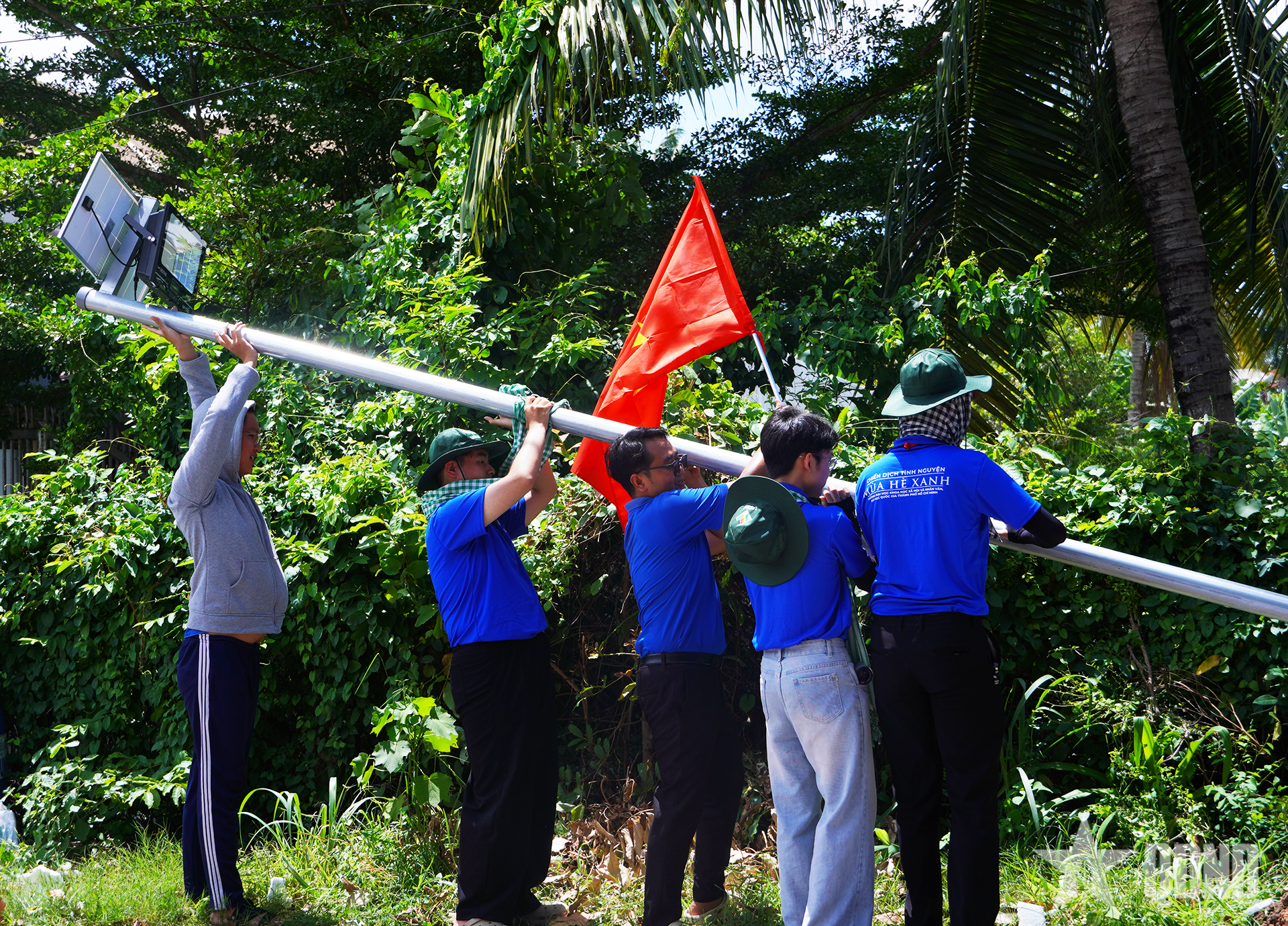 Thắp sáng đường quê từ màu áo Mùa hè xanh