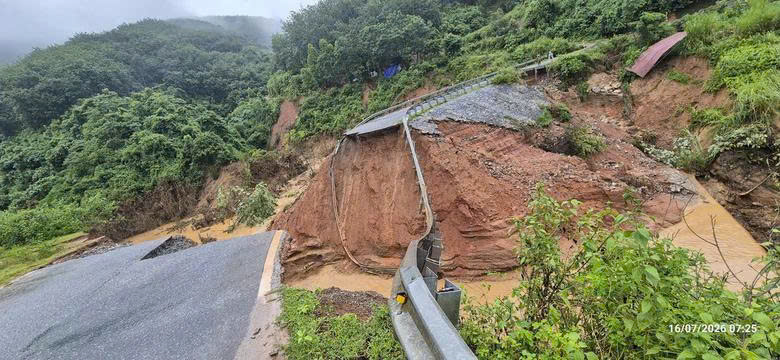 Sạt lở nghiêm trọng tại Quốc lộ 12 qua Lai Châu do mưa lớn kéo dài

