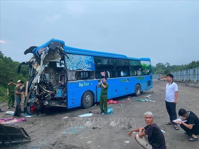 Xe khách đâm xe tải trên cao tốc Nội Bài - Lào Cai, 1 người tử vong
