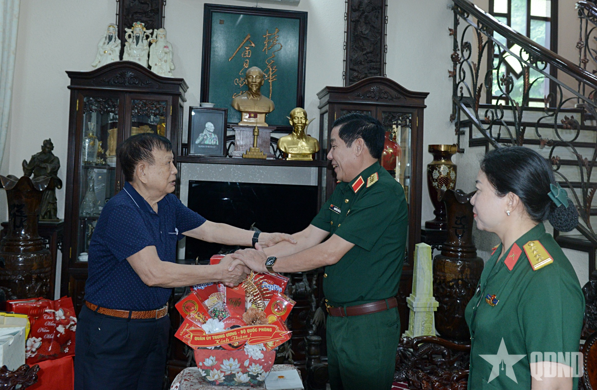 Thượng tướng Nguyễn Văn Gấu thăm, tri ân các đồng chí nguyên lãnh đạo Bộ Quốc phòng