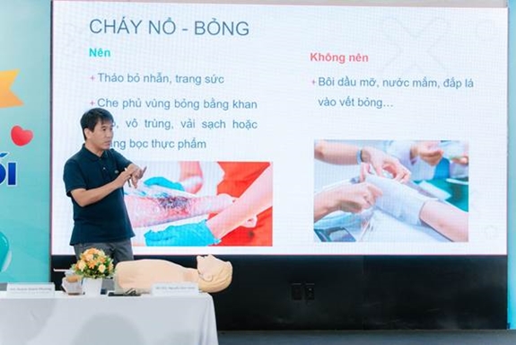 Bệnh viện Bạch Mai đào tạo kỹ năng sơ cấp cứu cho dược sĩ Long Châu