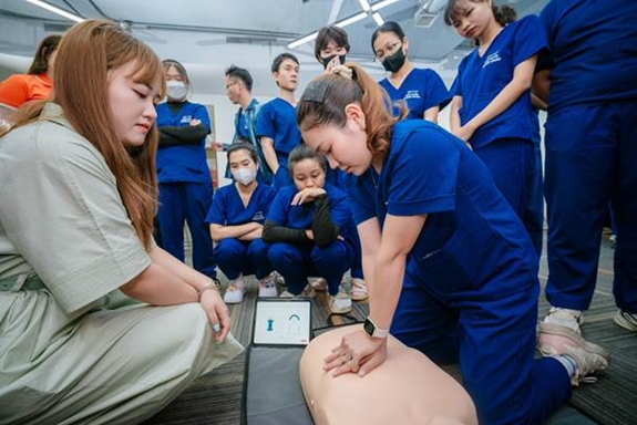 Bệnh viện Bạch Mai đào tạo kỹ năng sơ cấp cứu cho dược sĩ Long Châu