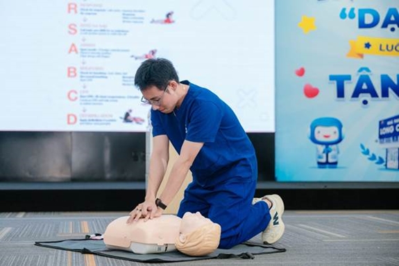 Bệnh viện Bạch Mai đào tạo kỹ năng sơ cấp cứu cho dược sĩ Long Châu