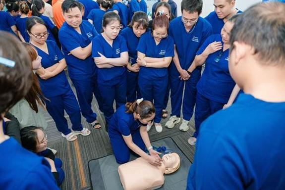Bệnh viện Bạch Mai đào tạo kỹ năng sơ cấp cứu cho dược sĩ Long Châu