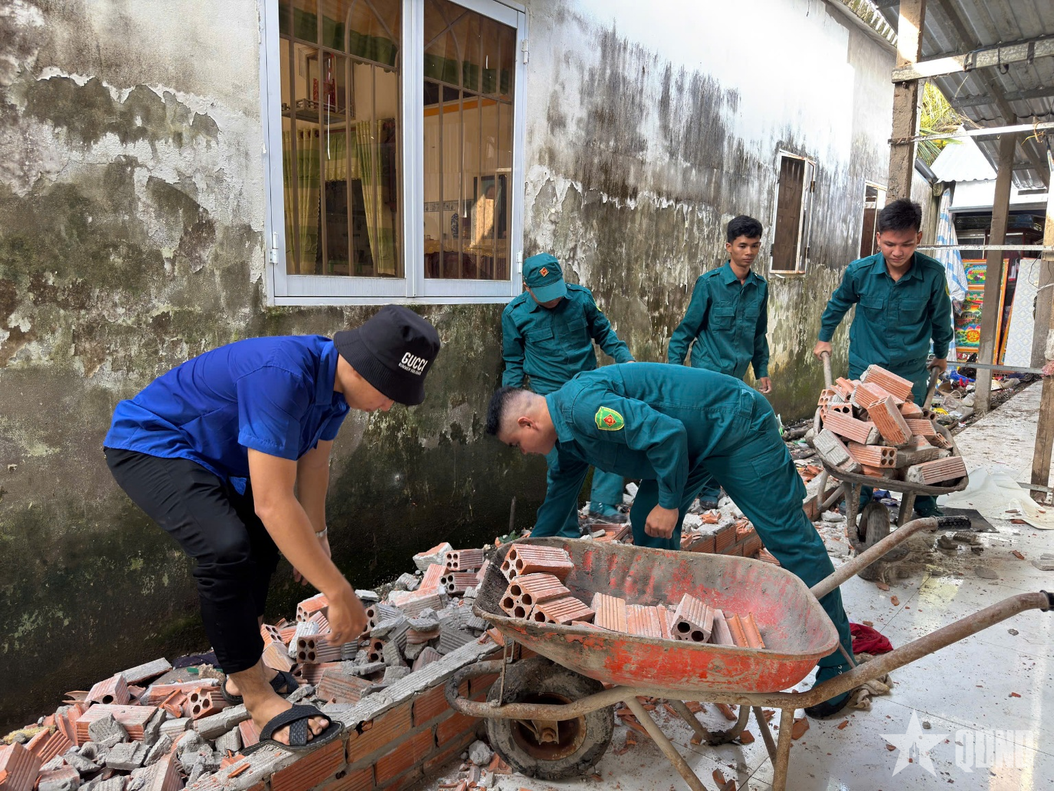 Cà Mau: Ban CHQS xã Hưng Mỹ giúp hộ nghèo dọn dẹp chuẩn bị xây nhà mới