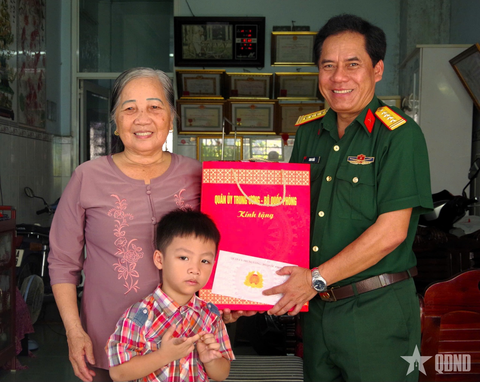 Bộ CHQS tỉnh An Giang: Thăm, tặng quà gia đình chính sách tại phường Rạch Giá
