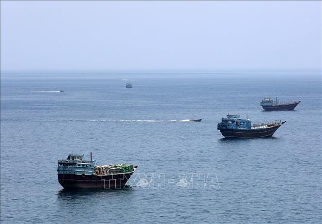 Xung đột tại Trung Đông: Thông tin trái chiều về vụ 2 tàu chở dầu phát nổ tại eo biển Hormuz