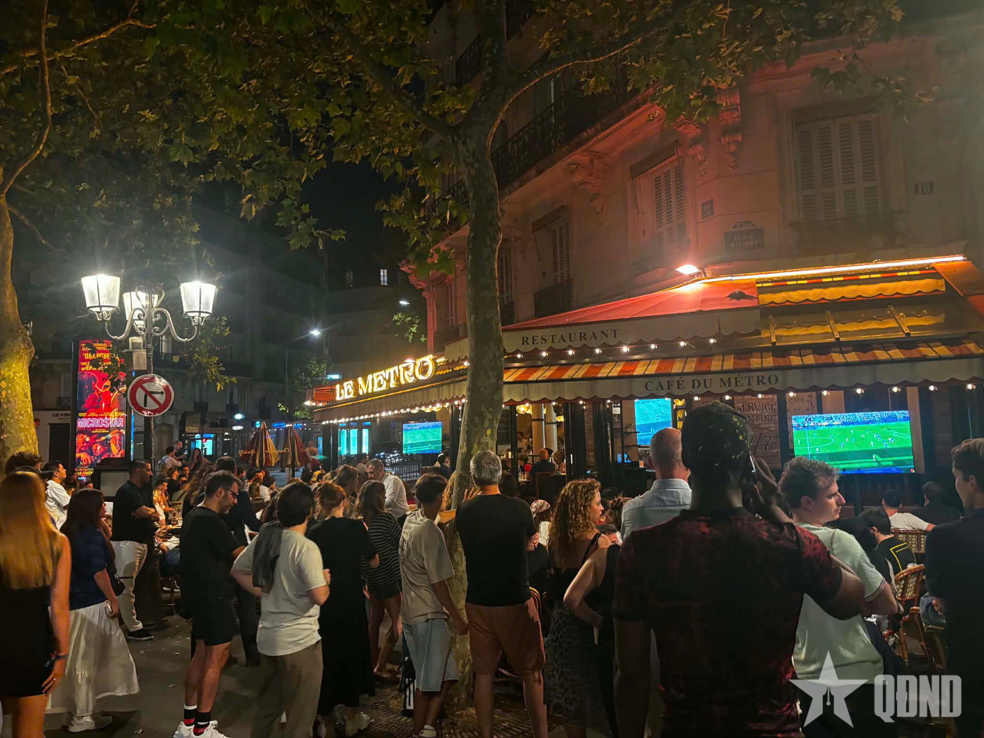 Không khí World Cup ở Paris vẫn rất nóng...