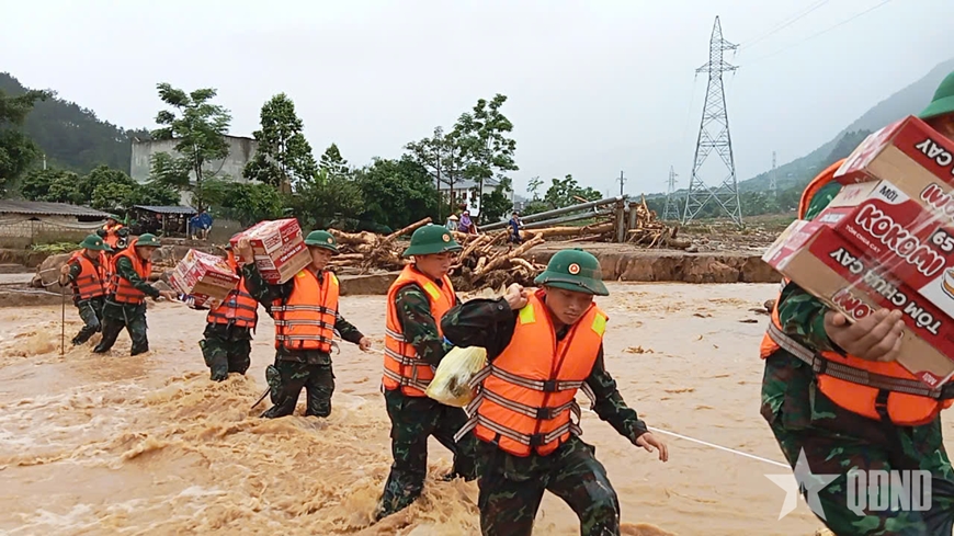 Lai Châu: Bộ đội đưa nhu yếu phẩm đến người dân vùng lũ bị cô lập