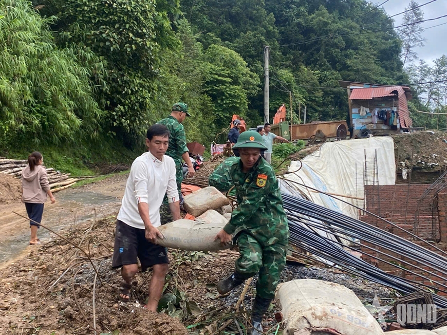 Bộ đội Biên phòng tỉnh Lai Châu kịp thời giúp dân di dời khỏi khu vực nguy hiểm
