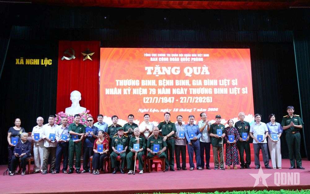 Ban Công đoàn Quốc phòng dâng hương tri ân các anh hùng liệt sĩ, tặng quà gia đình chính sách tại Nghệ An