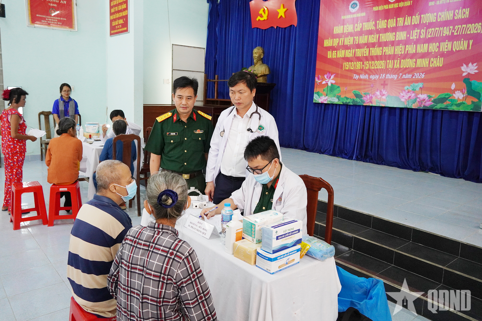 Phân hiệu phía Nam Học viện Quân y khám bệnh, tặng quà tại vùng căn cứ cách mạng Dương Minh Châu