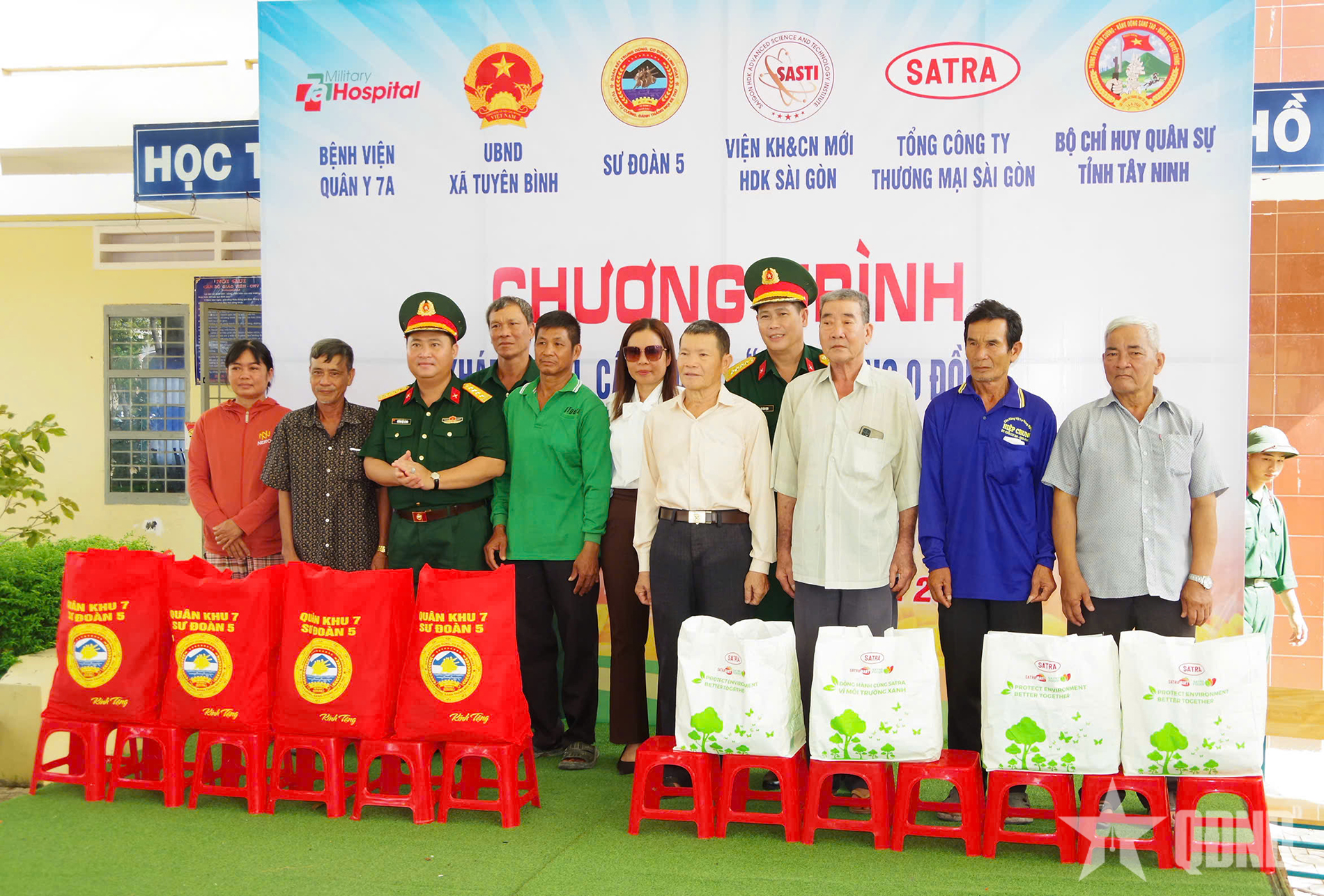 Bệnh viện Quân y 7A khám bệnh, cấp thuốc và tặng quà gia đình chính sách tại Tây Ninh
