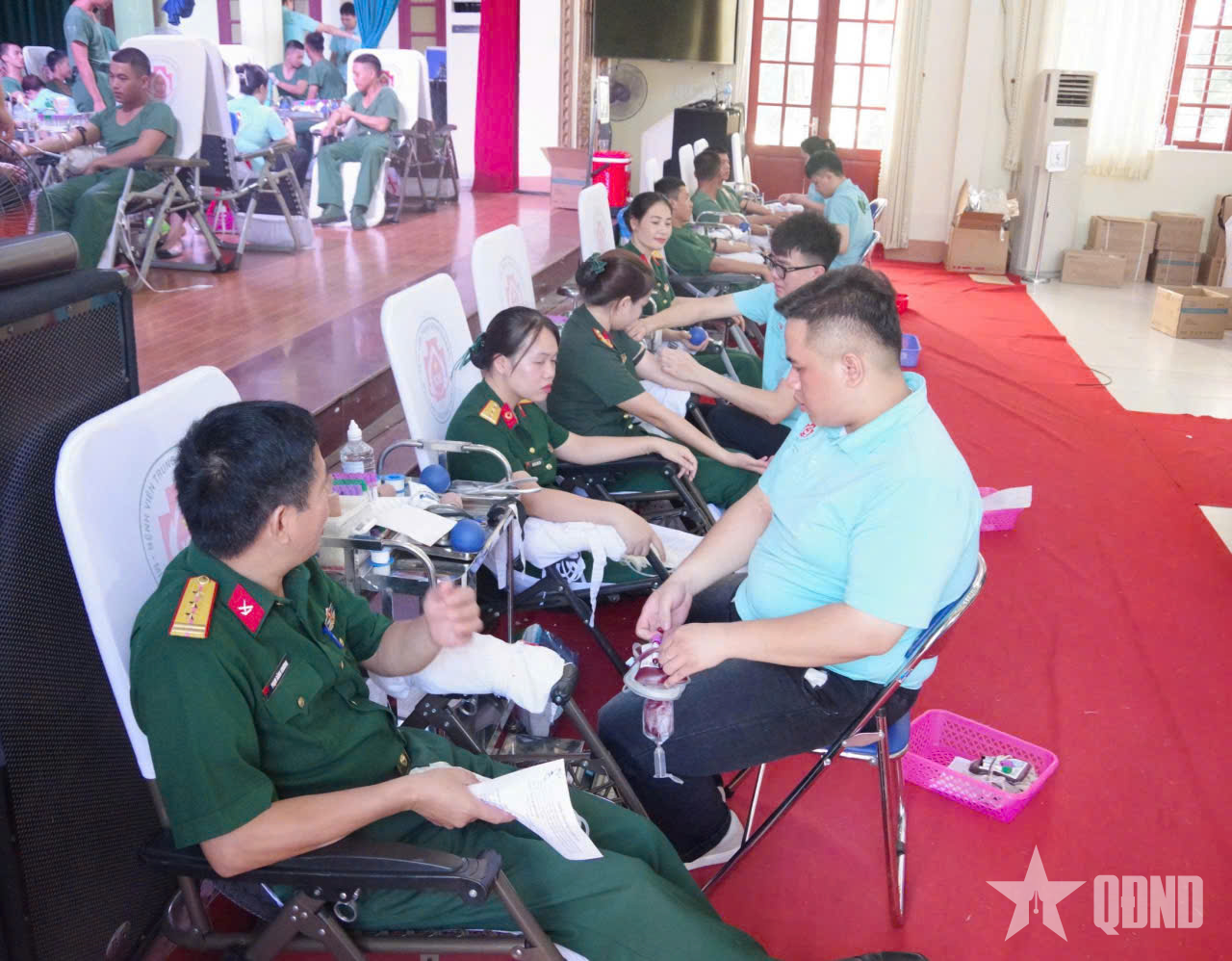 Trường Quân sự Quân đoàn 12 tích cực hưởng ứng Phong trào “Hiến máu cứu chữa đồng đội”