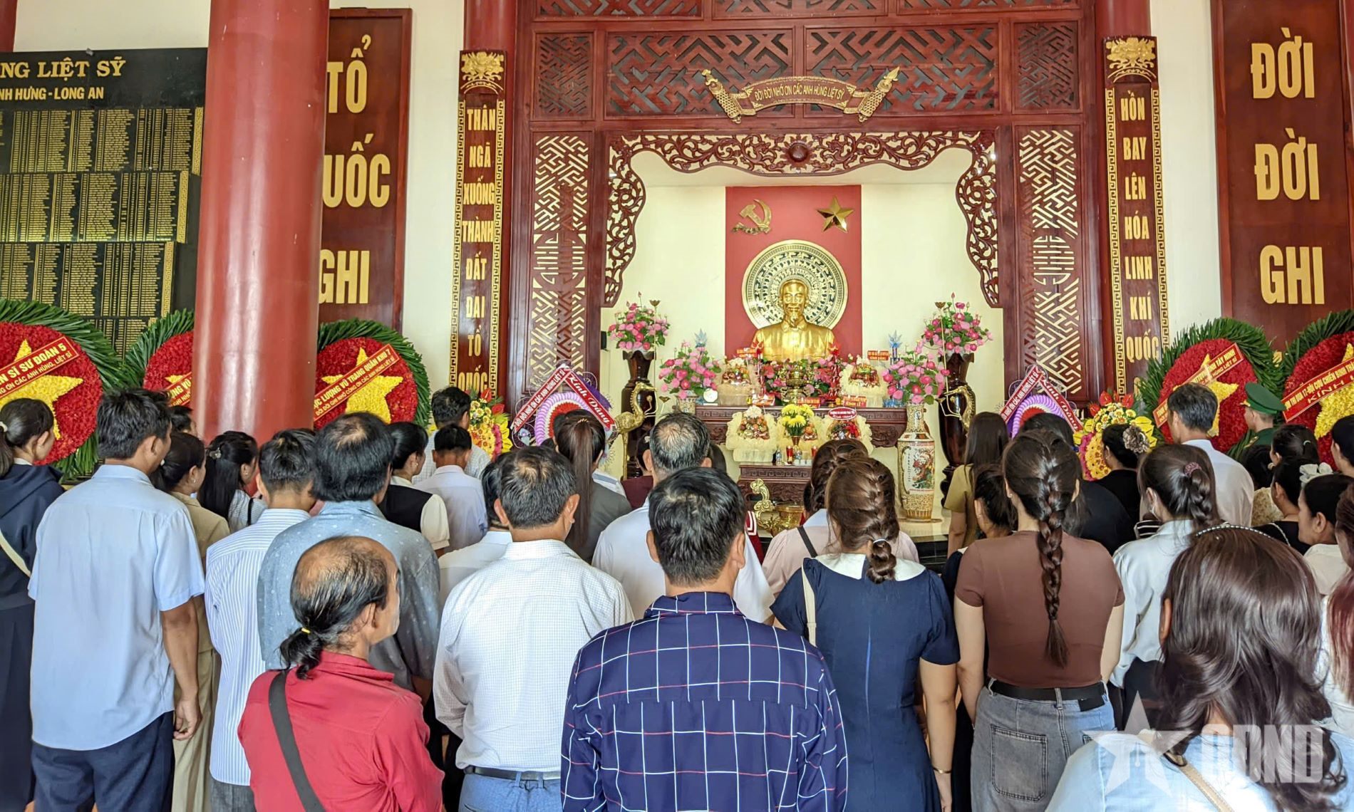 Dâng hương tưởng niệm các anh hùng liệt sĩ tại Khu Di tích lịch sử quốc gia khu vực Đồn Long Khốt