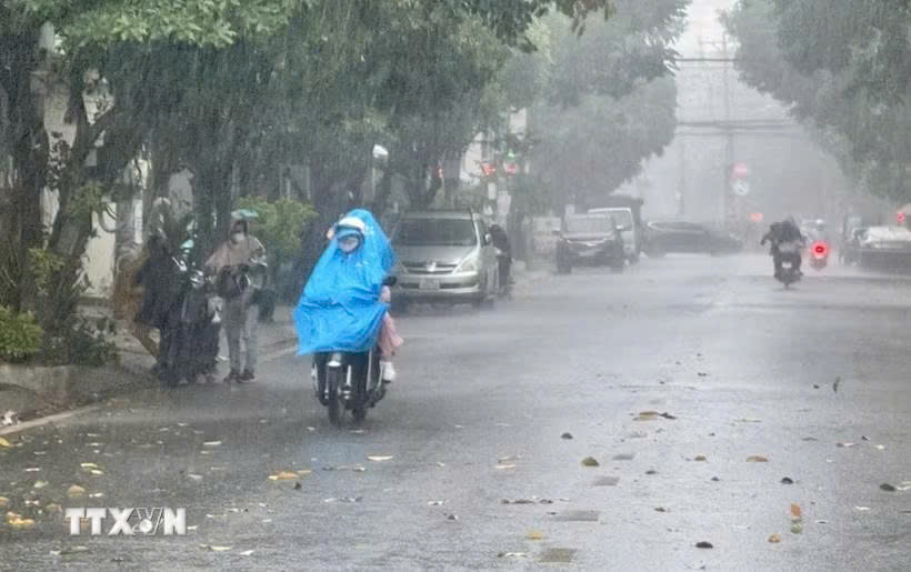 Cảnh báo mưa dông kèm lốc sét và mưa đá tại Hà Nội

