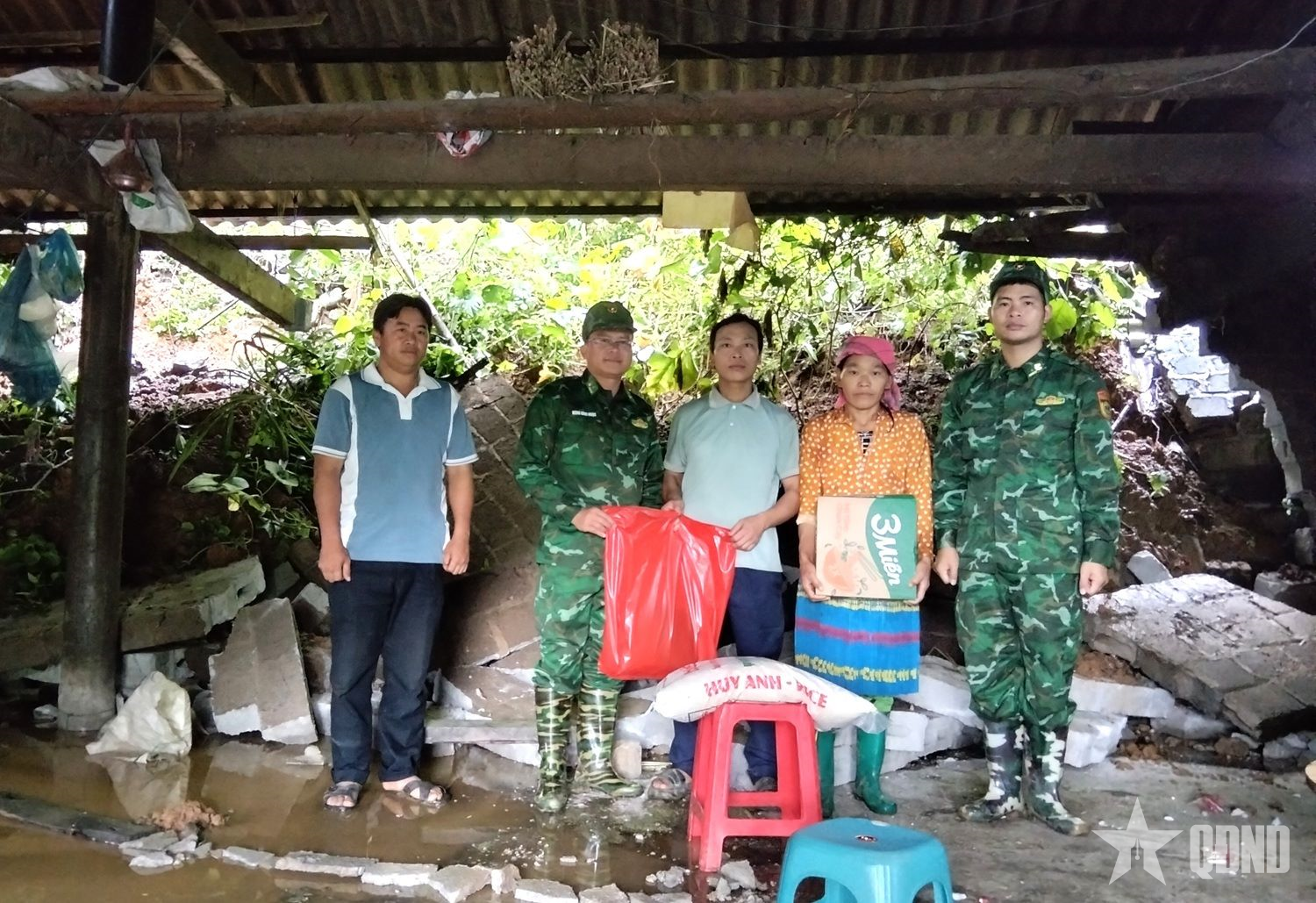 Đồn Biên phòng Cửa khẩu Săm Pun hỗ trợ người dân khắc phục hậu quả do mưa lớn

