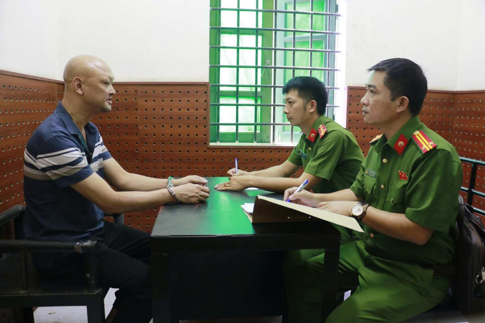 Triệt phá 2 nhóm cá độ bóng đá, bắt hàng chục đối tượng

