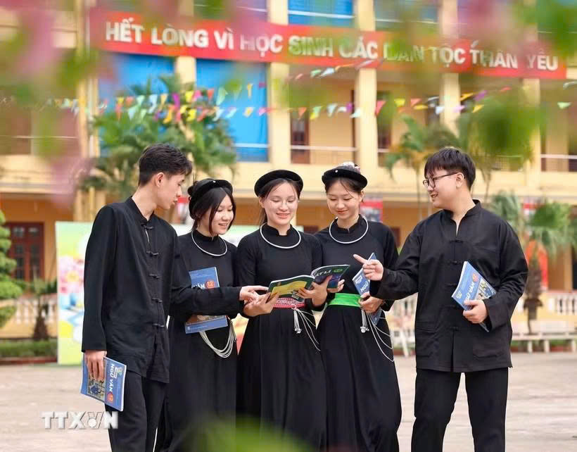 Đề xuất hỗ trợ sinh viên dân tộc thiểu số rất ít người 150% mức lương cơ sở mỗi tháng


