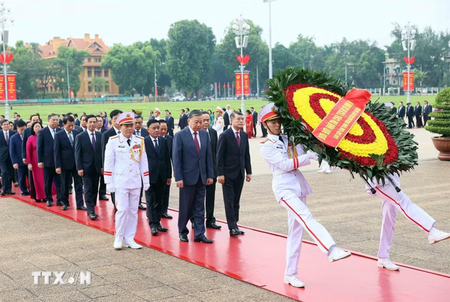 Ban Chấp hành Trung ương Đảng vào Lăng viếng Chủ tịch Hồ Chí Minh